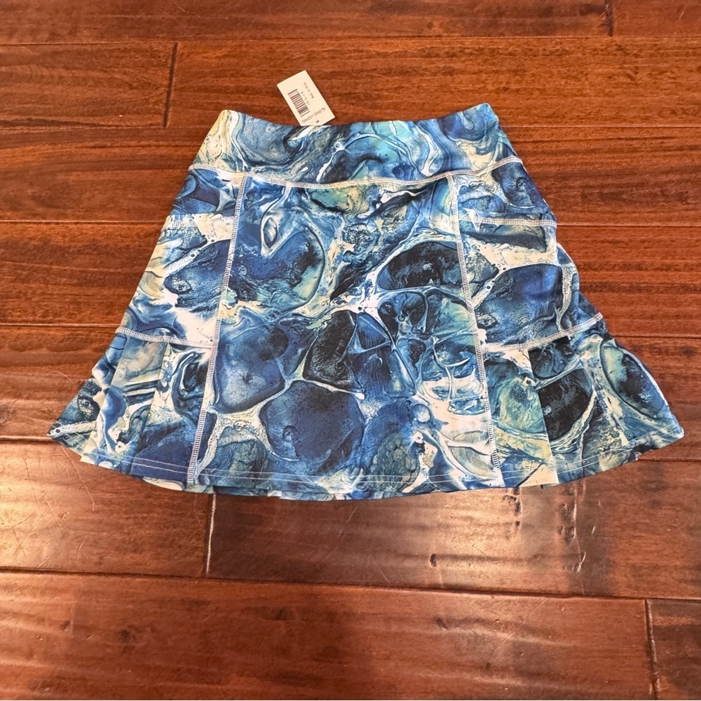 Great shorts, high waisted mtple Blue colored design, shorts underneath, size M.